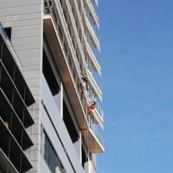 Trabajadores realizando trabajos de altura en edificio de viviendas