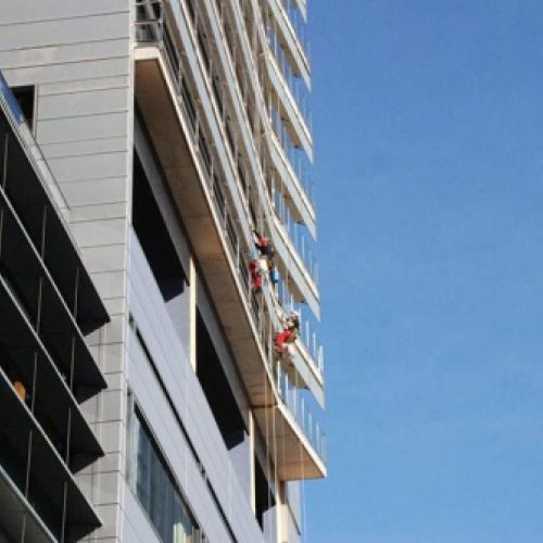Trabajadores realizando trabajos de altura en edificio de viviendas