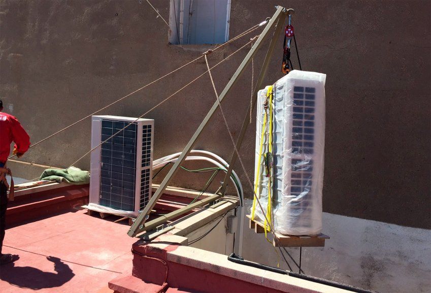 Instalación de tubos de aire acondicionado y Elevación de Maquinas al Terrado