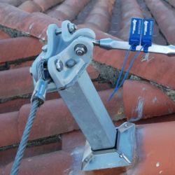 Arnès amb cables d'acer a la teulada