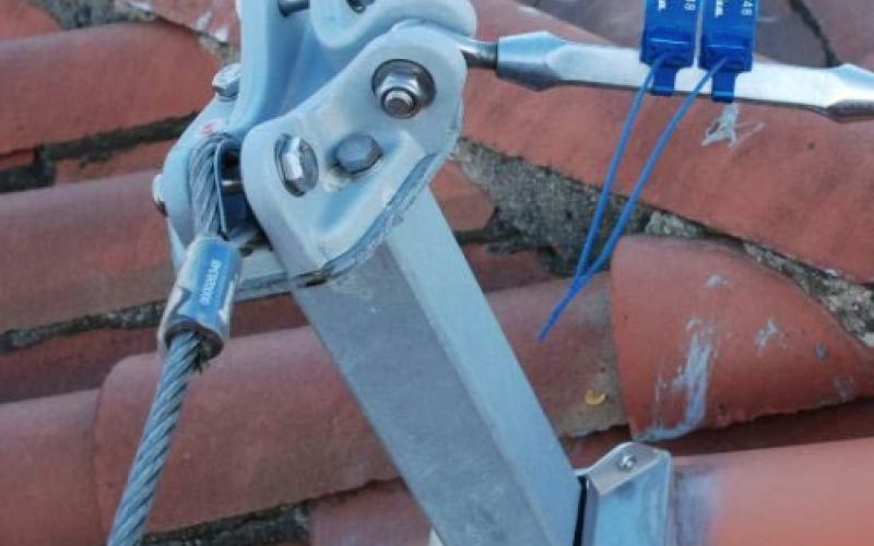 Arnés con cables de acero en tejado