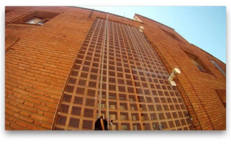 Fachada de edificio con trabajador