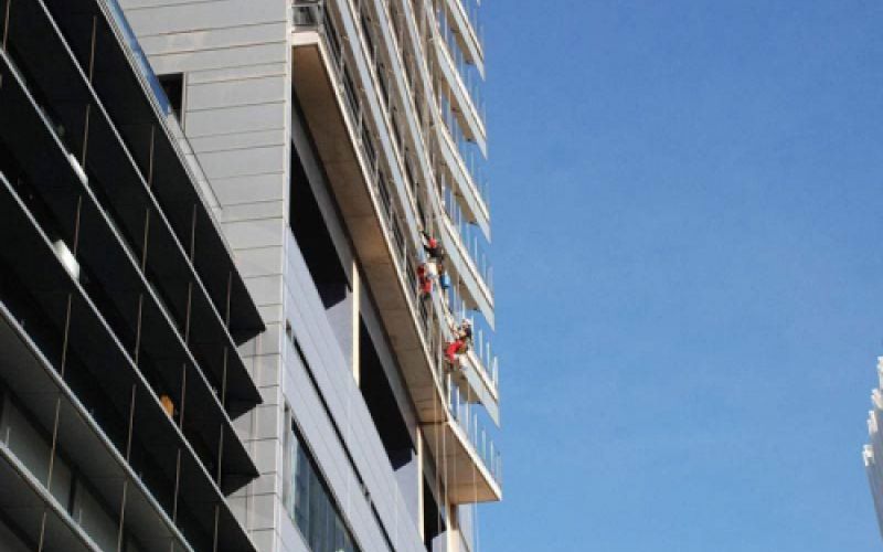 Trabajadores realizando trabajos de altura en edificio de viviendas