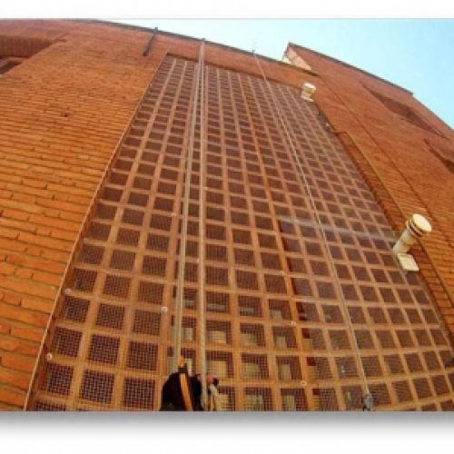 Fachada de edificio con trabajador